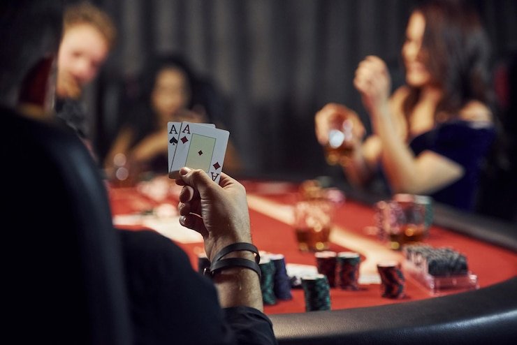 Pemain menikmati permainan Live Casino dengan streaming berkualitas di perangkat mobile